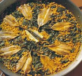 Paella mit Anchovis und Spinat