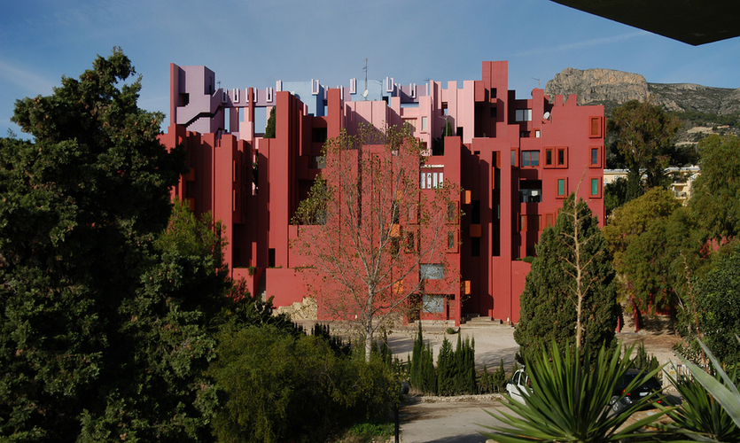Edificio La Muralla Roja