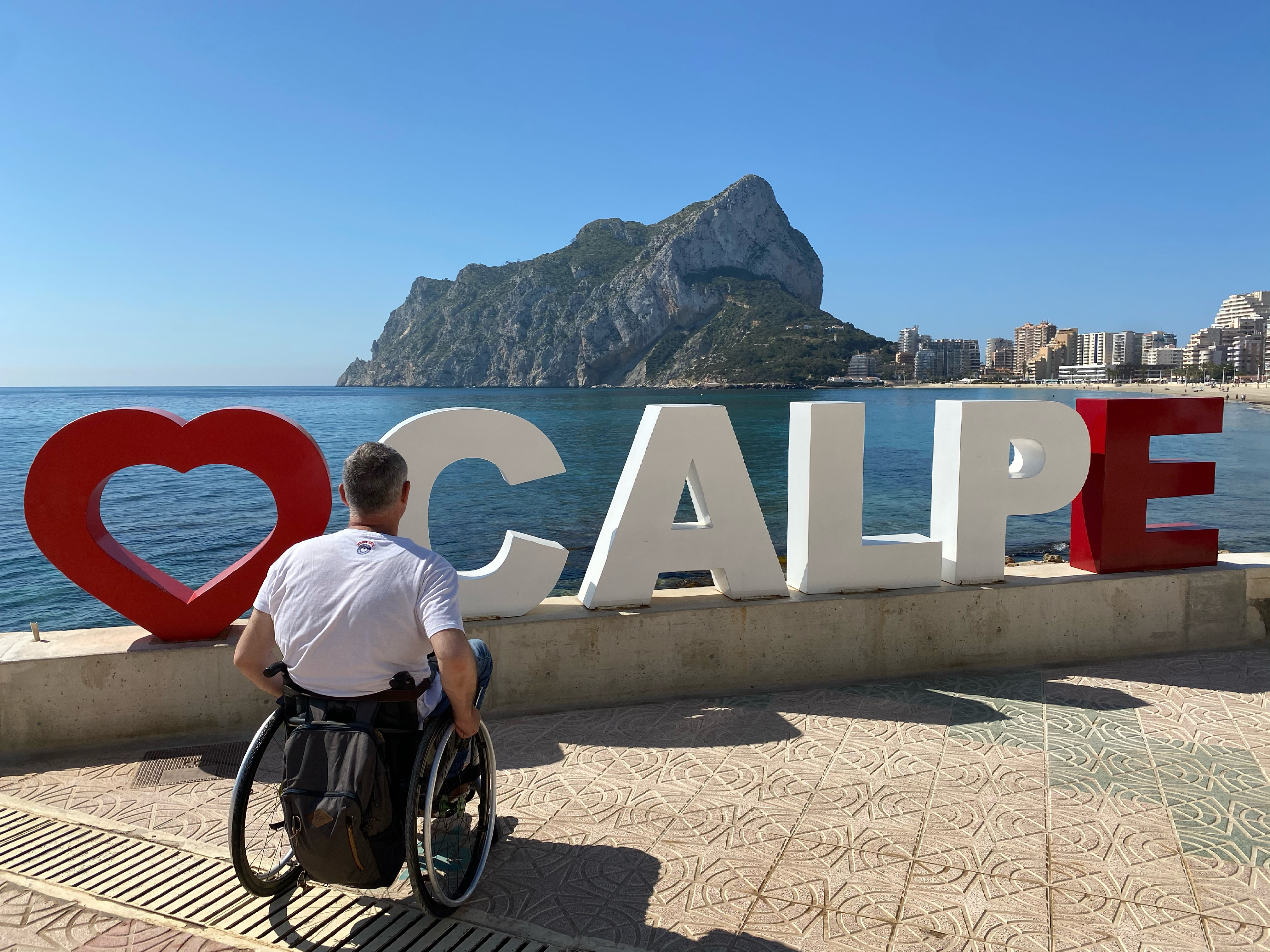 Calp mejora la experiencia turística de personas con discapacidad con equipamiento adaptado 