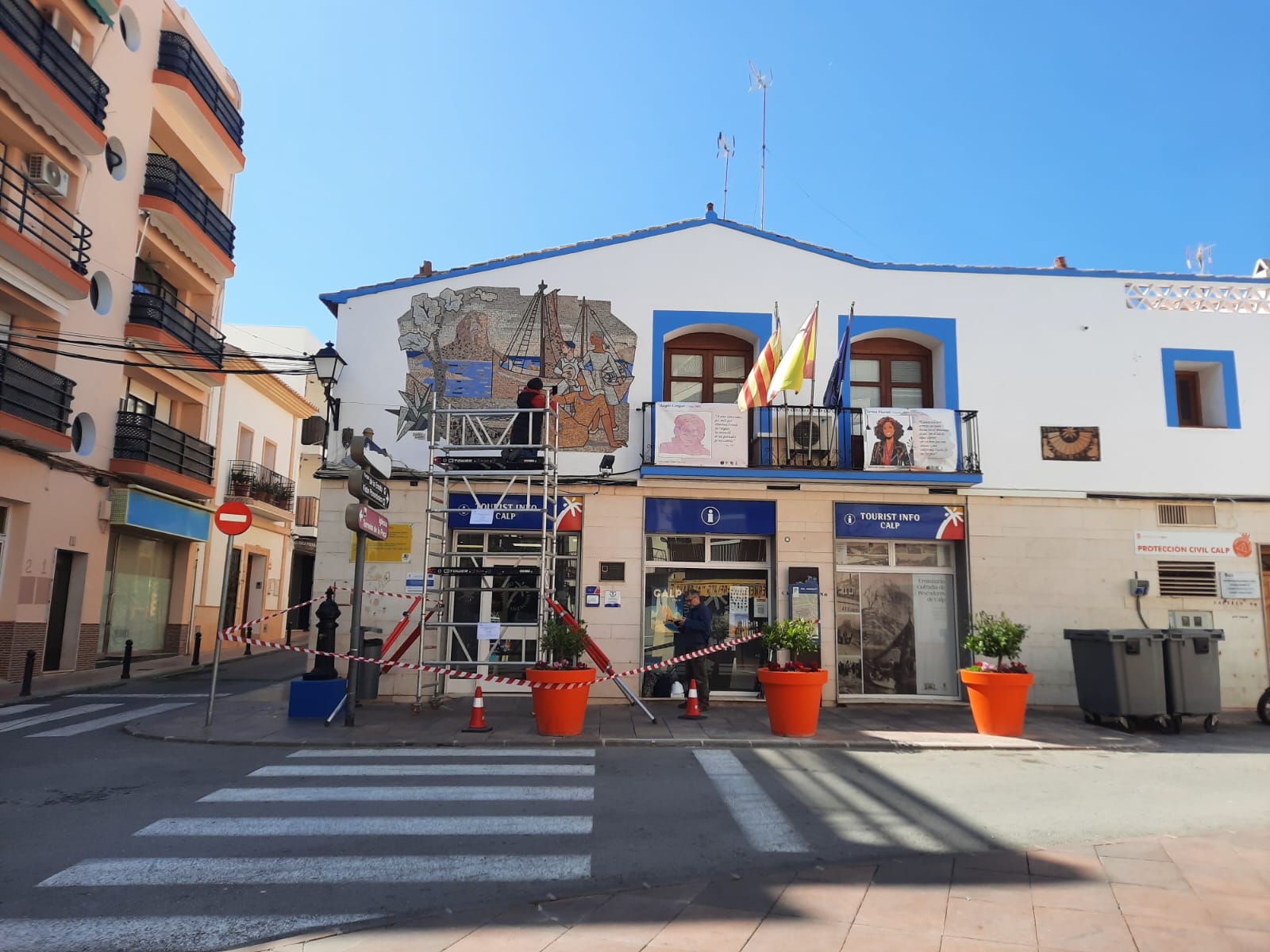 Der Stadtrat von Calp leitet Verfahren zur Sanierung des Gastón Castelló-Mosaiks auf dem Mosquit-Platz ein