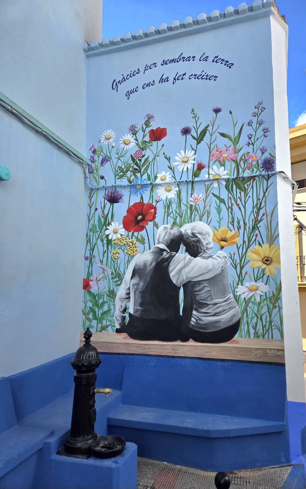 Calp rinde homenaje a sus mayores con un mural en el casco antiguo