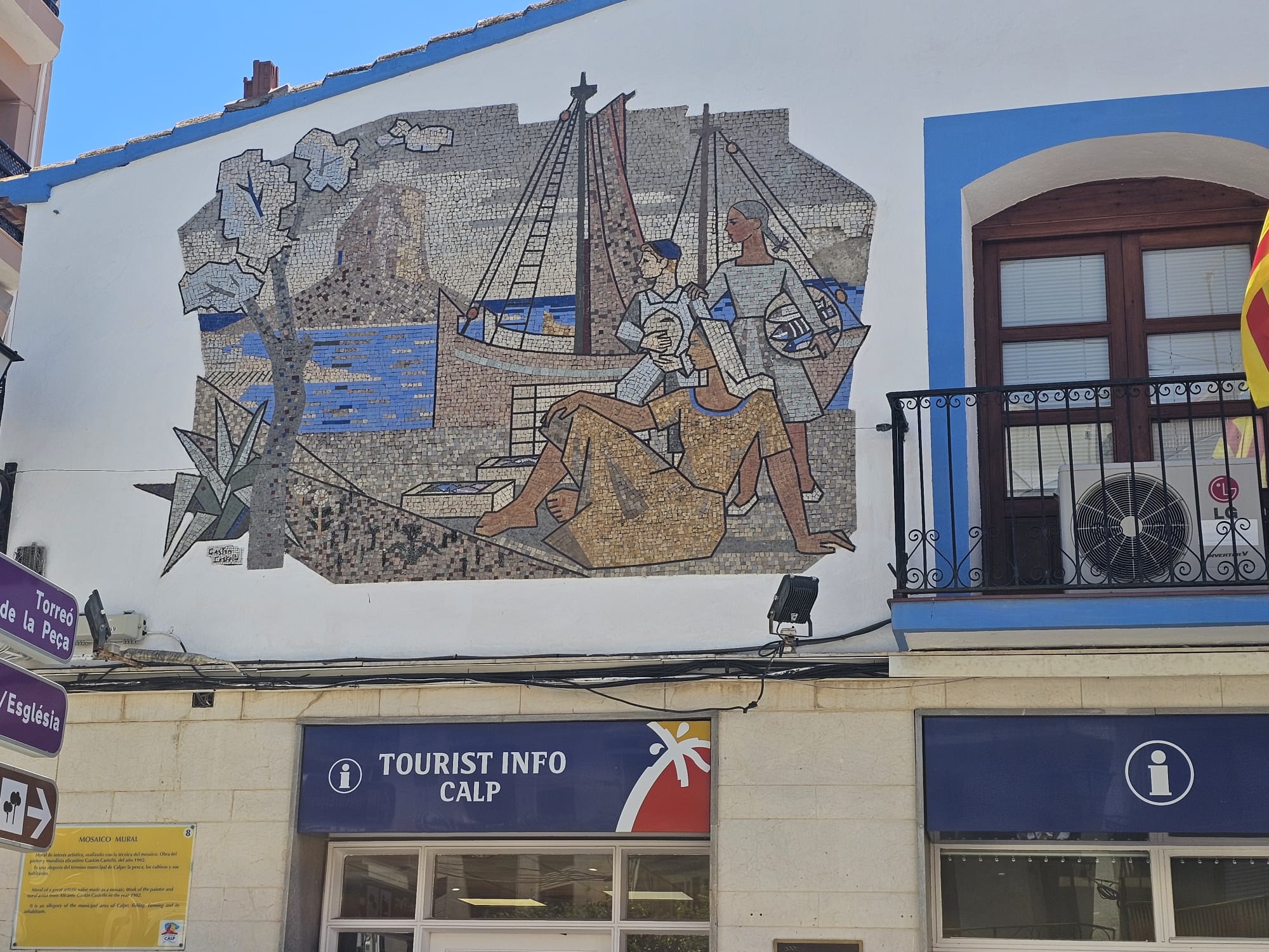 El Ayuntamiento de Calp licitará la restauración integral del mosaico de Gastón Castelló tras el primer diagnóstico realizado en 60 años