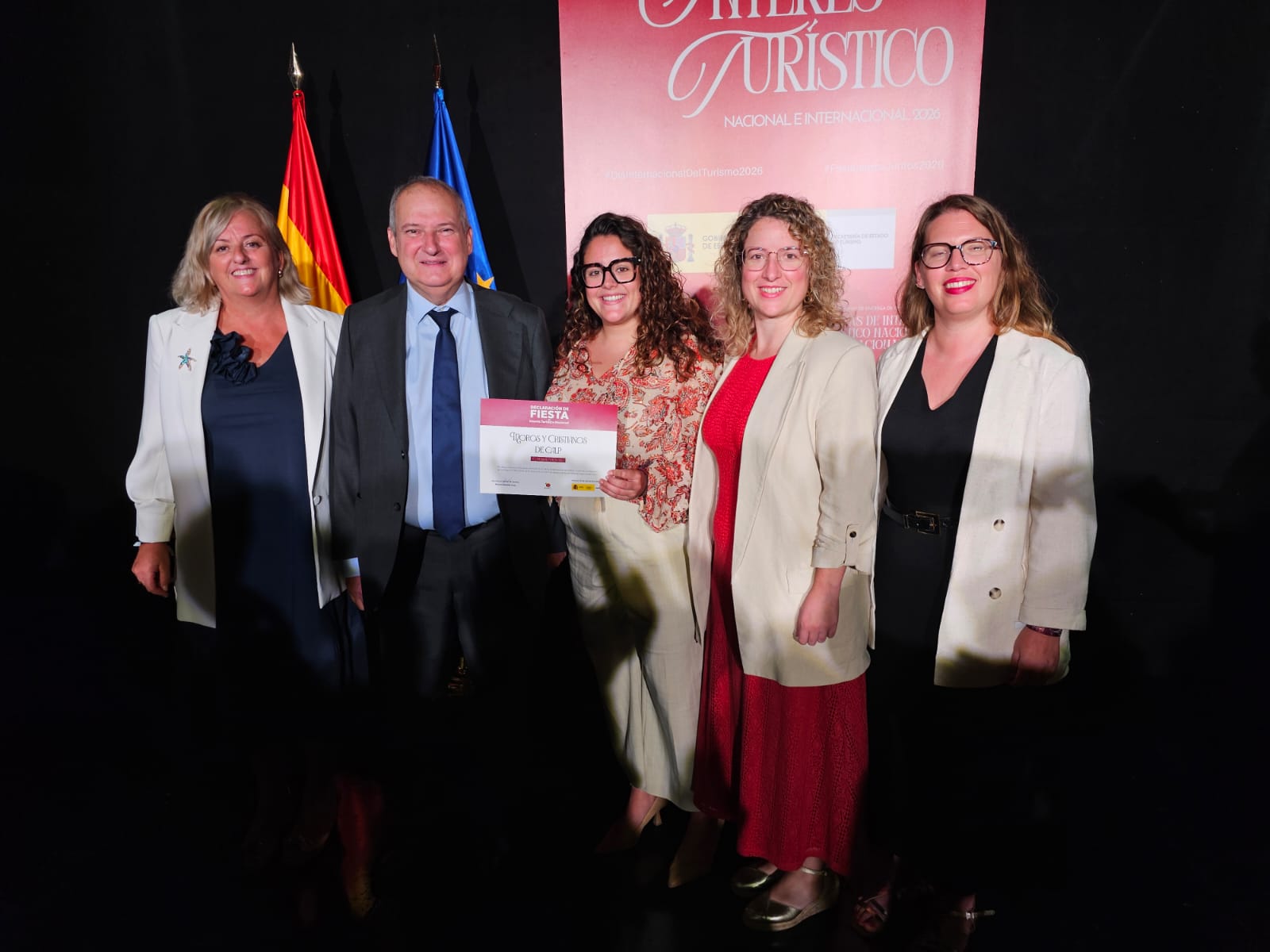 Le ministre de l'Industrie et du Tourisme, Jordi Hereu, remet à la maire de Calp, Ana Sala, la distinction de Festival d'intérêt touristique national pour le festival des Maures et des Chrétiens.