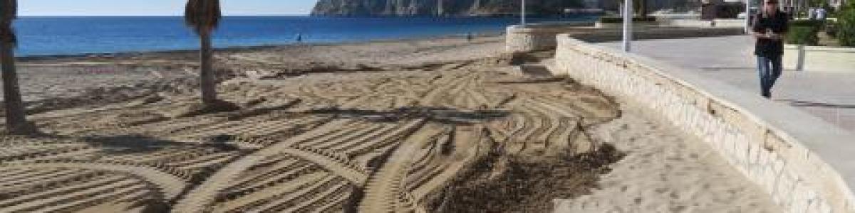 El Ayuntamiento deposita toneladas de arena en las playas recuperada y almacenada en los últimos años