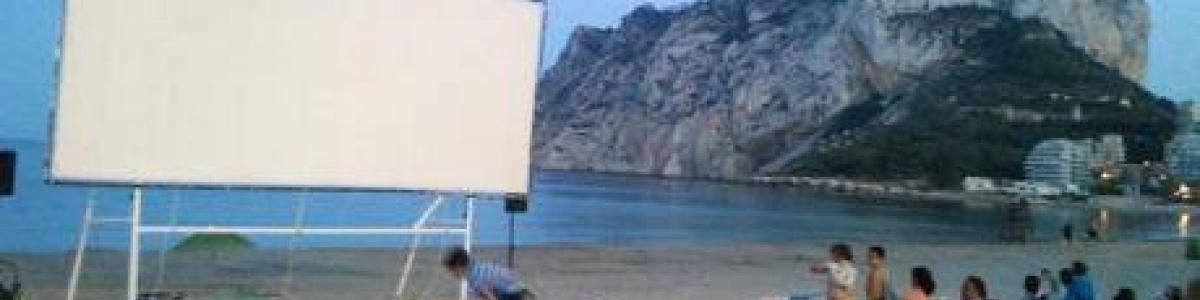 El Cinema A la Mar, Que Organitza la Regidoria de Cultura en Les Platges, Projectarà, Prèviament A Les Pel·lícules, Vídeos Promocionals Sobre Calp.