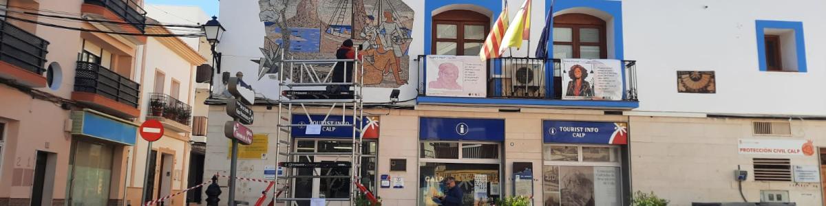 Der Stadtrat von Calp leitet Verfahren zur Sanierung des Gastón Castelló-Mosaiks auf dem Mosquit-Platz ein