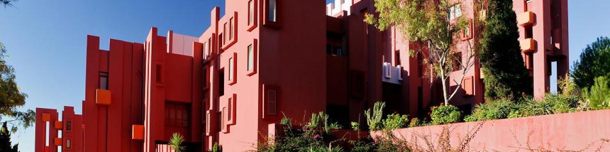 Calp hervat de rondleidingen door de gebouwen van Bofill in La Manzanera.