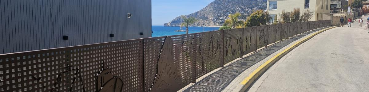 Le conseil municipal installe une nouvelle balustrade artistique qui rend hommage aux festivals locaux.