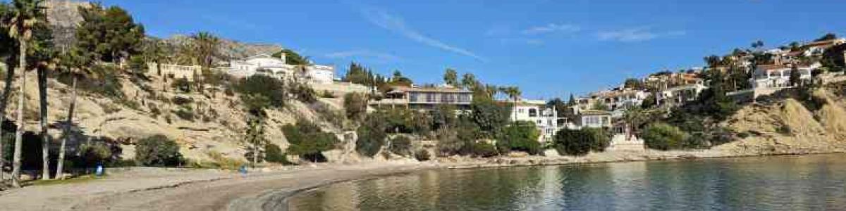 Calp consigue por primera vez cinco banderas azules para sus playas