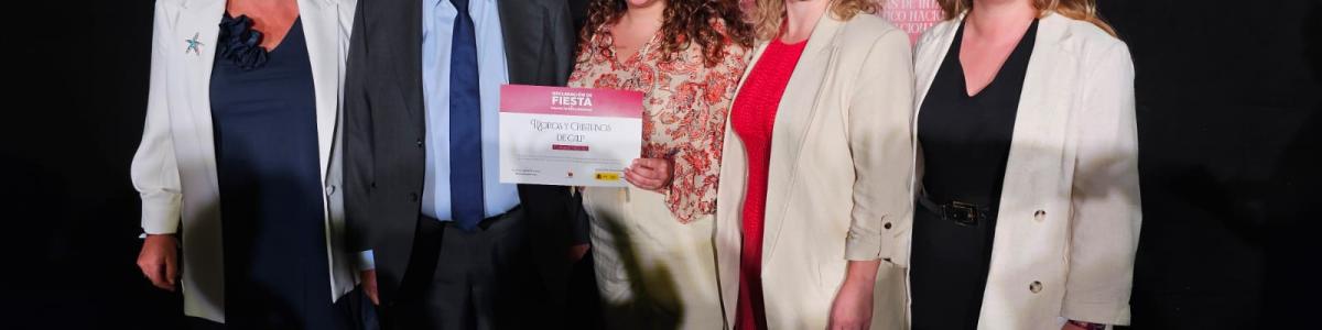 Le ministre de l'Industrie et du Tourisme, Jordi Hereu, remet à la maire de Calp, Ana Sala, la distinction de Festival d'intérêt touristique national pour le festival des Maures et des Chrétiens.