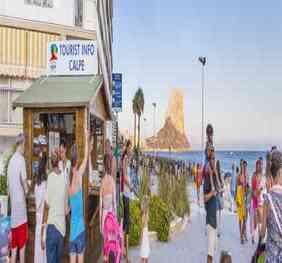 Calp refuerza la atención turística en verano con dos puntos de información